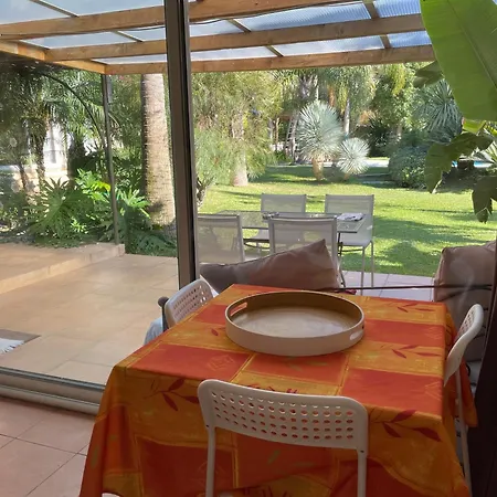 Les Deux Mas بيت للعطل *